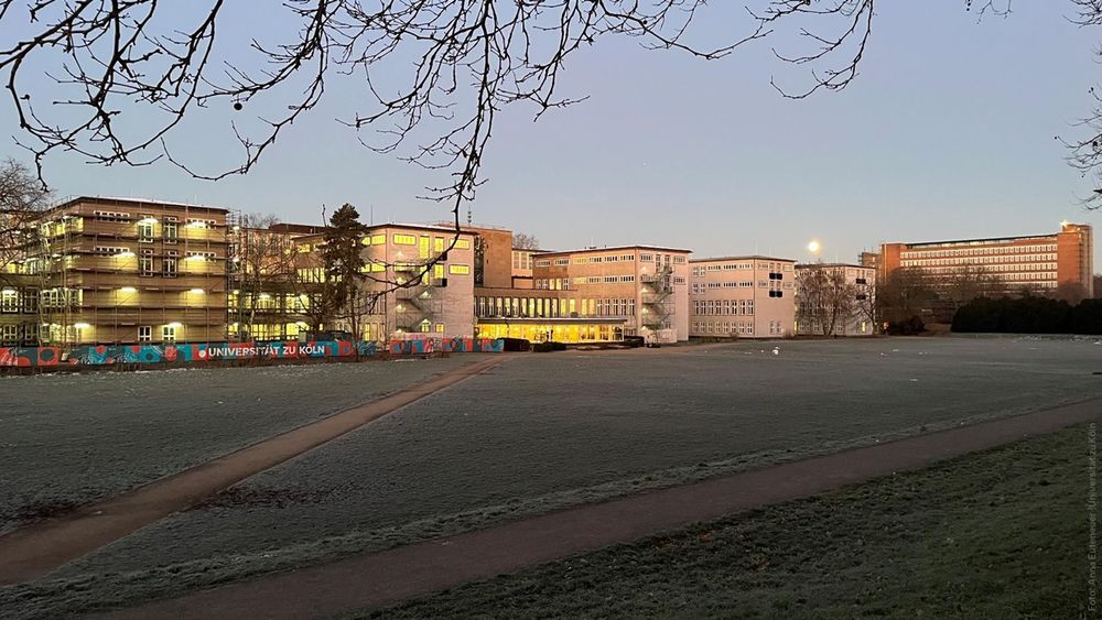 Universität zu Köln Hauptgebäude, Blauer Himmel, Mond