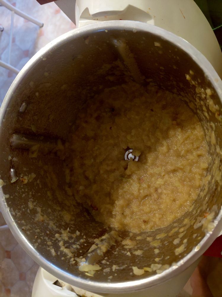 Blick von oben in einrn Thermomix ohne Deckel. Die Äpfel sind nur noch Mus. 