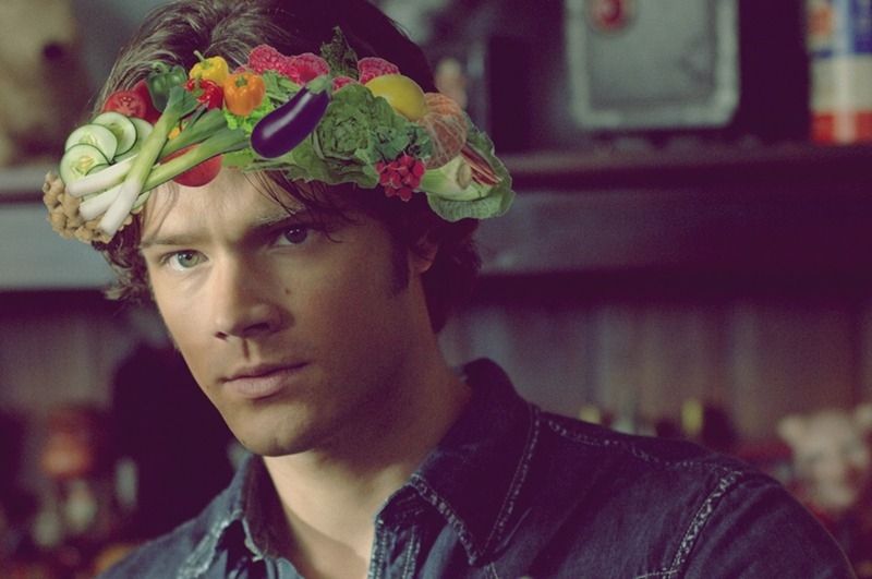Sam von Supernatural mit einer Gemüse-Krone.