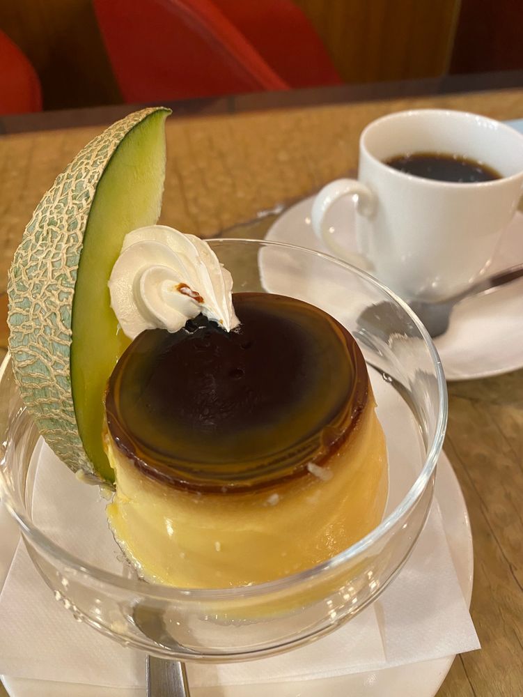 喫茶店の固めプリン　メロンを添えて