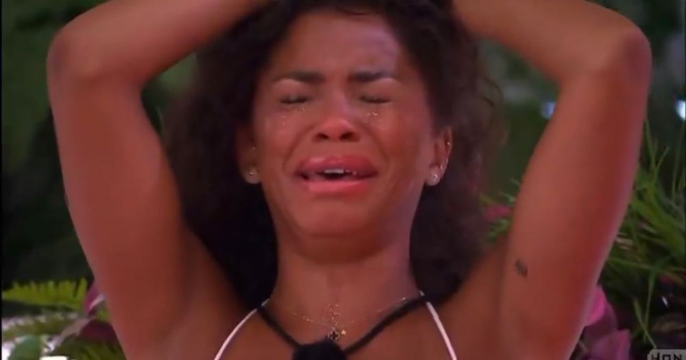 love island amaya crying 