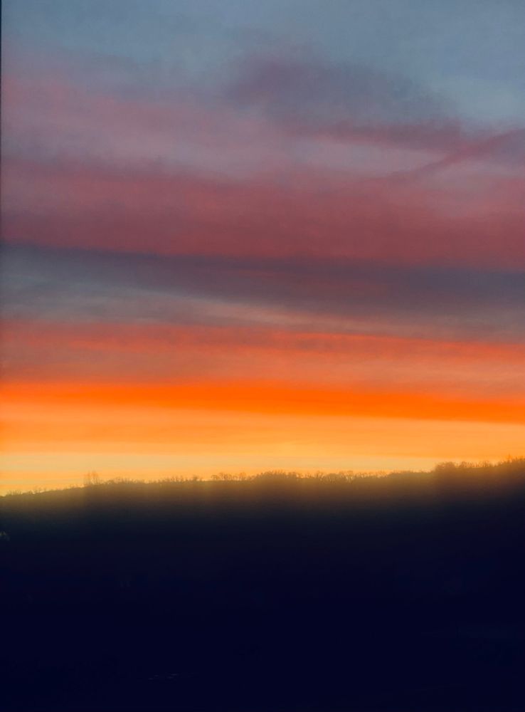 Lever de soleil à 7h30 ce matin dégradé du bleu au jaune en passant par le violet, le rose, le rouge, l’orange 