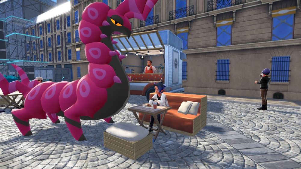 ポケモンゼットエーのスクショ画面。
一枚目の屋外のカフェの席でくつろいでいる主人公とペンドラーを違う角度で写している。
ペンドラーはすぐそばにあるキッチンカーよりも大きな姿。