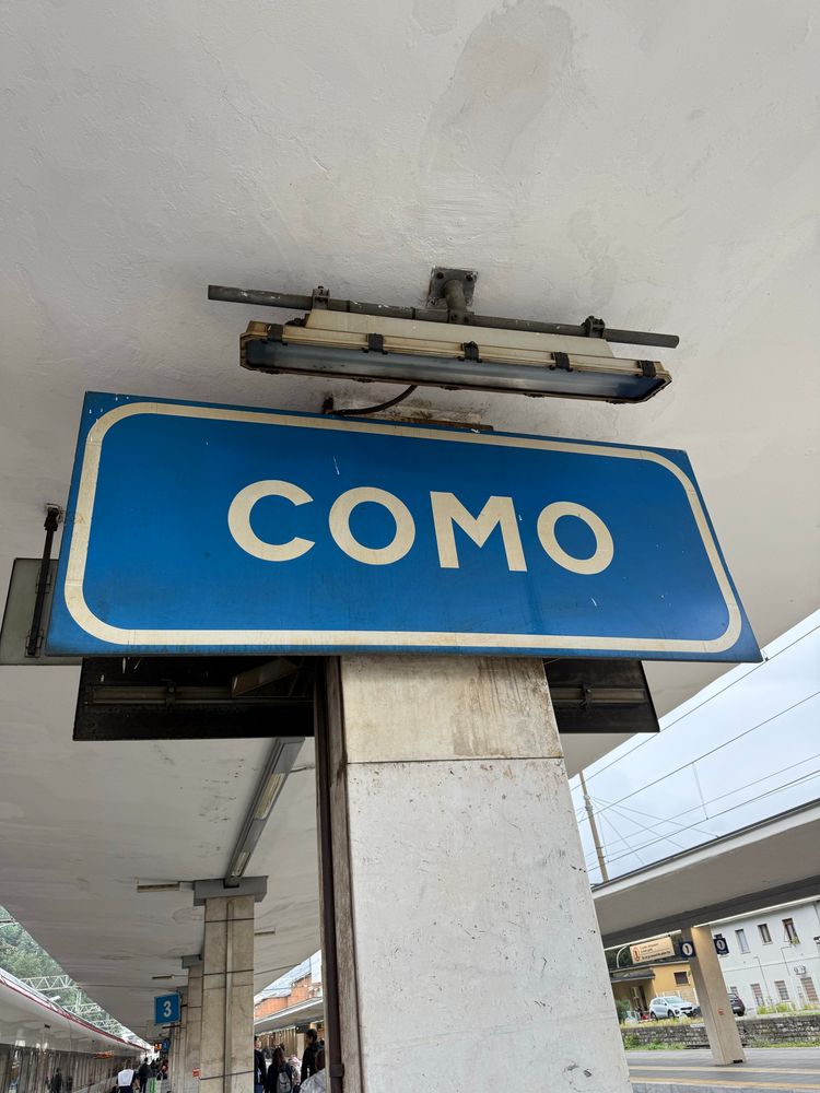 Schild vom Bahnhof Como, Italien
