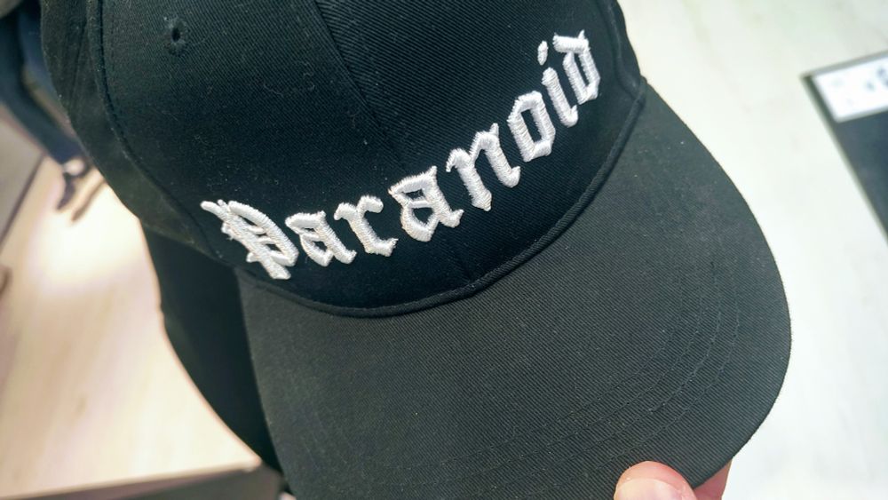 Lippalakki jossa lukee Paranoid