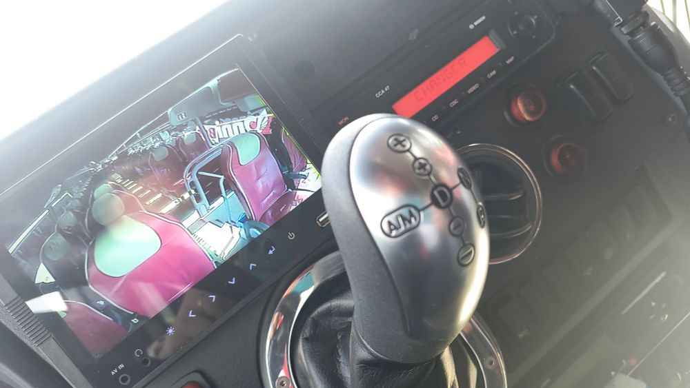 Kuvassa VanHool AstroMegan vaihdekeppi ja yläkerran kameran näyttö.