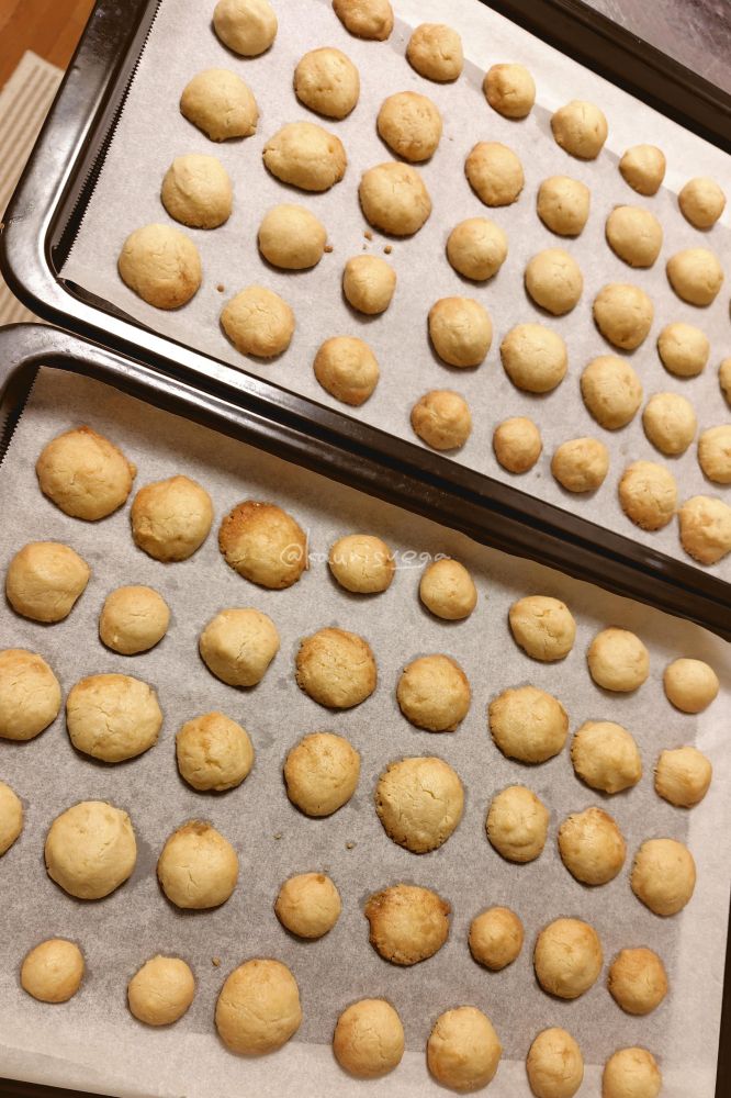 クッキーが天板に並んでいる写真