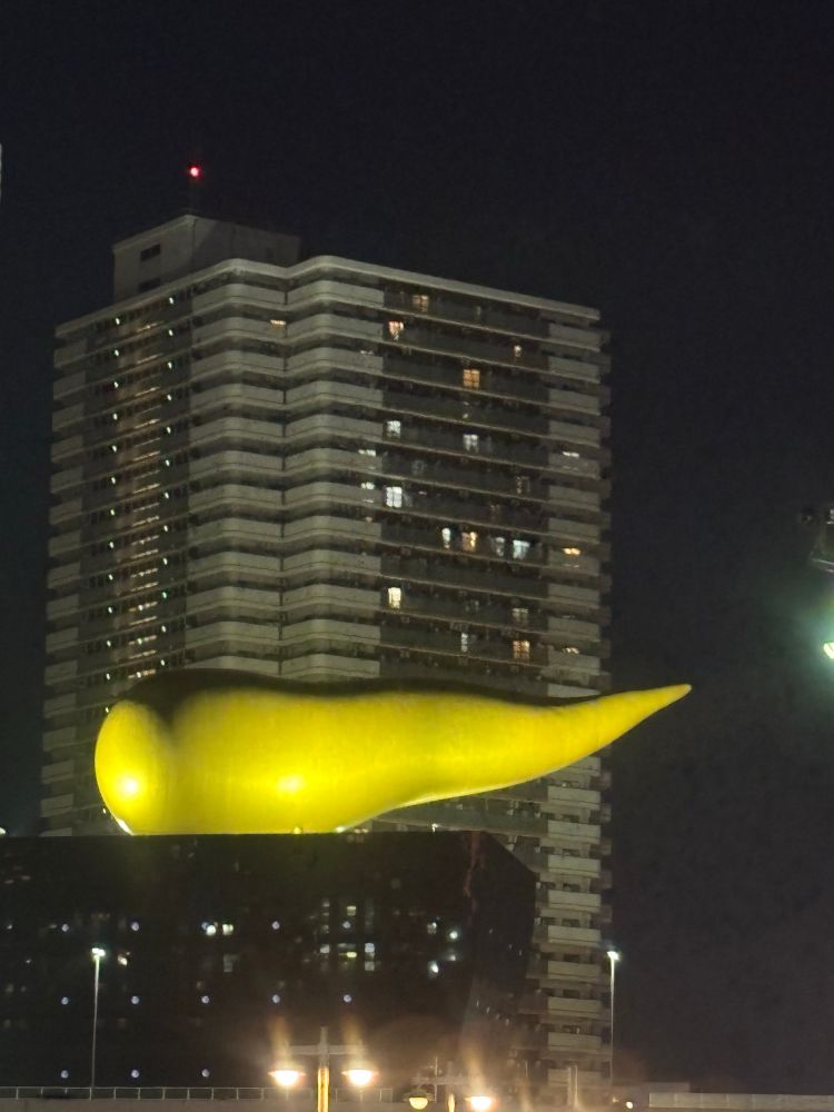 浅草のアサヒビール本社、通称うんこビルが夜景に輝いている写真