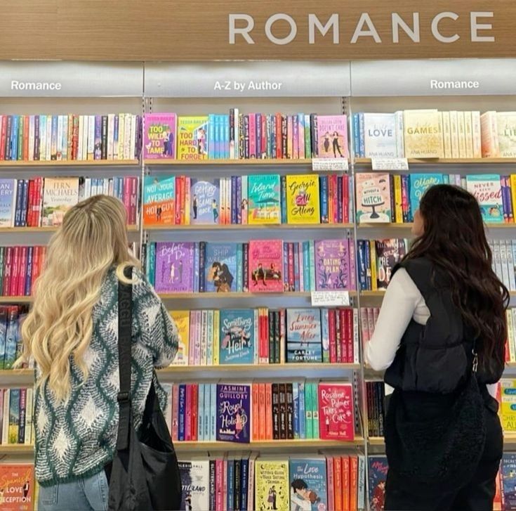 Em uma livraria, duas meninas, uma morena e outra loira, estão olhando a estante da sessão de romance