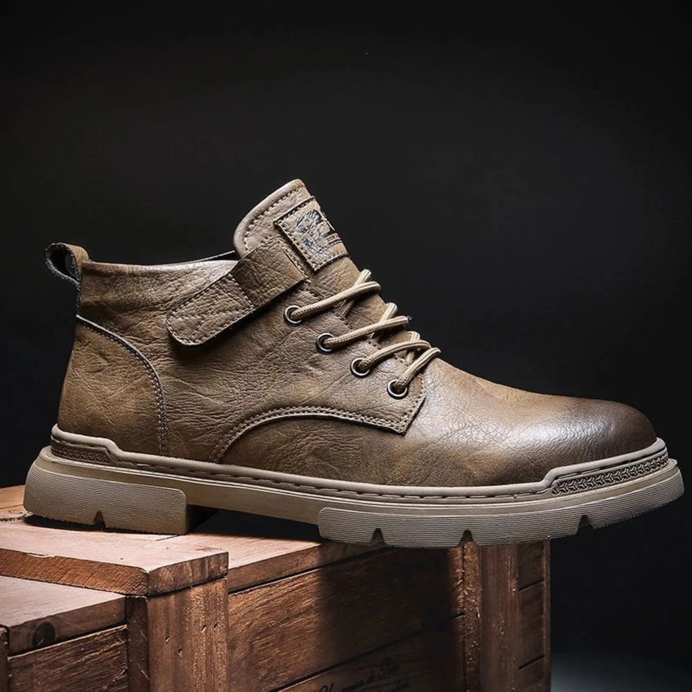 Men’s rugged brown leather ankle boots with lace-up closure and thick anti-slip sole, styled for casual streetwear and winter fashion.