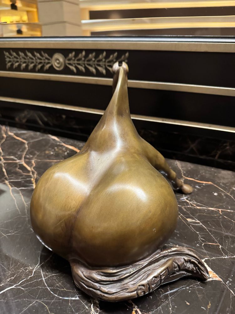 Rear view of horse statuette revealing its ample curvaceous bottom