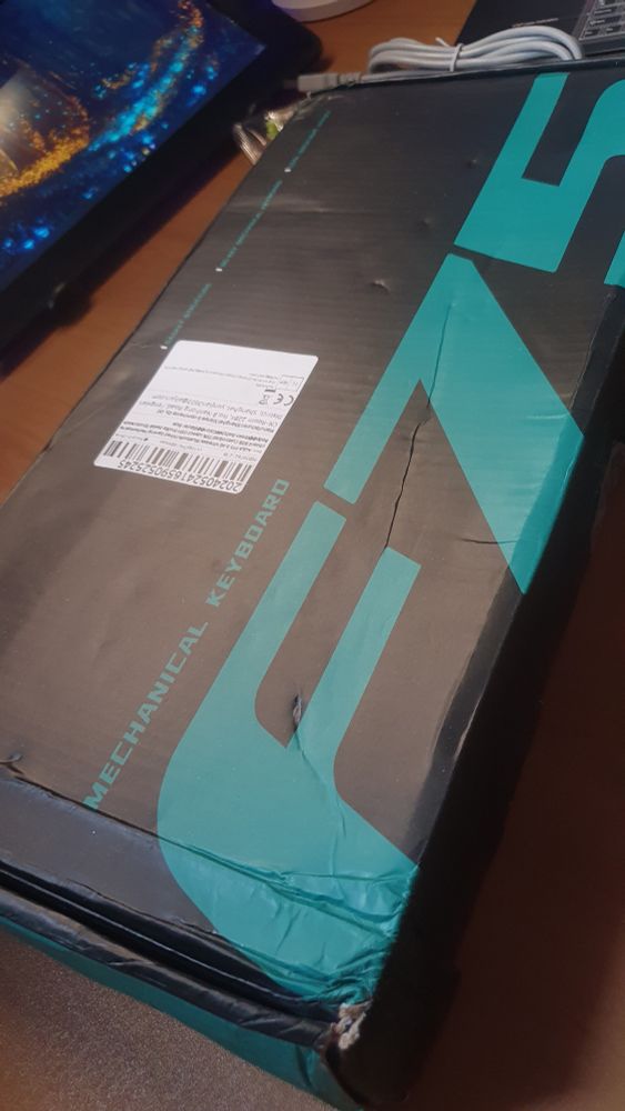 Caixa preta com o símbolo F75 em cima de uma mesa de madeira