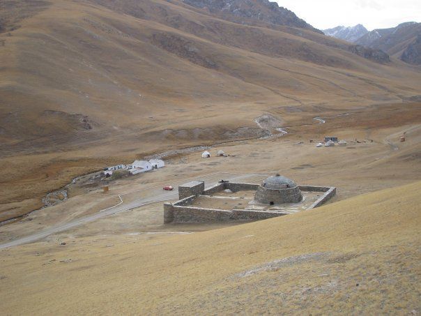 En karavanseraj och några yurtar i kirgiziskt höstlandskap