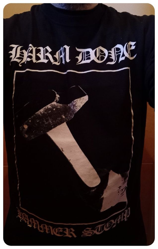 T-shirt du groupe Harm Done intitulé Hammer Stomp. 
C'est du Power Violence alors c'est un marteau qui fait boum boum. 
Assez simple, une photo d'un marteau tenu à la main en le et blanc. 
Au-dessus le nom du groupe et en-dessous Hammer Stomp écrits en lettres gothiques. 
Ça fait passer le message que c'est du gros bruit que fait le groupe.
