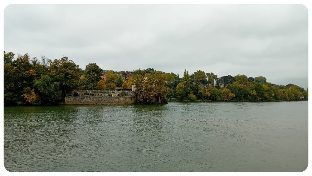 L'île Barbe vue depuis les quais de Saône rive gauche.