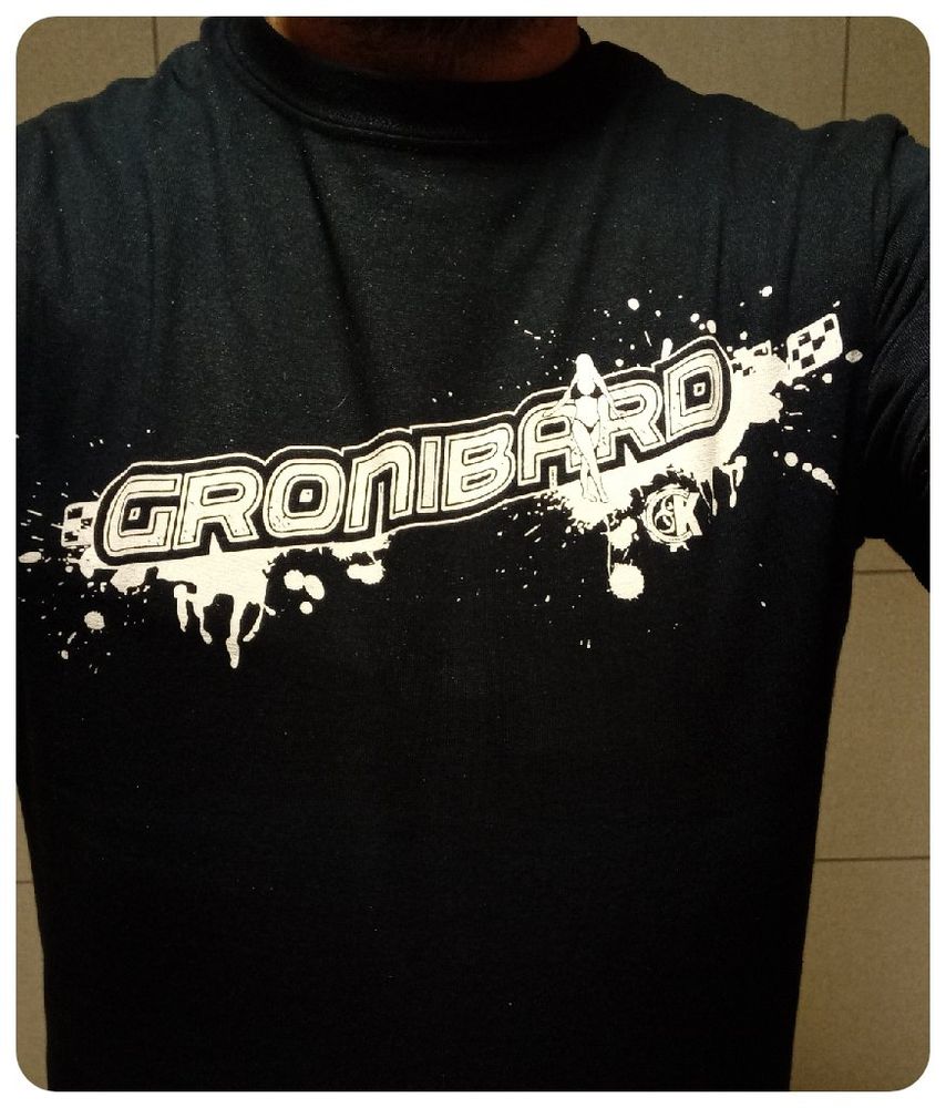T-shirt du groupe Gronibard pour l'album Satanic Tuning Club Turbo ! 
Assez passe-partout avec le logo et des tâches de sang car c'est en noir et blanc. 
Le logo du label Kaotoxin (Xenocorp) et un drapeau à damier sont à droite du logo. 
Par contre le nom du groupe et la silhouette de la gogo-danseuse n'en font pas un t-shirt socialement acceptable. 
Mais ça passe bien pour une réunion d'équipe avec sa n+1.