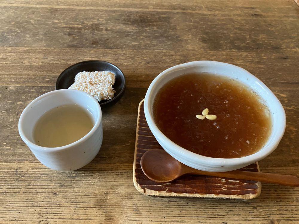 スジョングァ 수종과
シナモン風味がしっかりした冷たいお茶で、干し柿がひとつ入っていました。