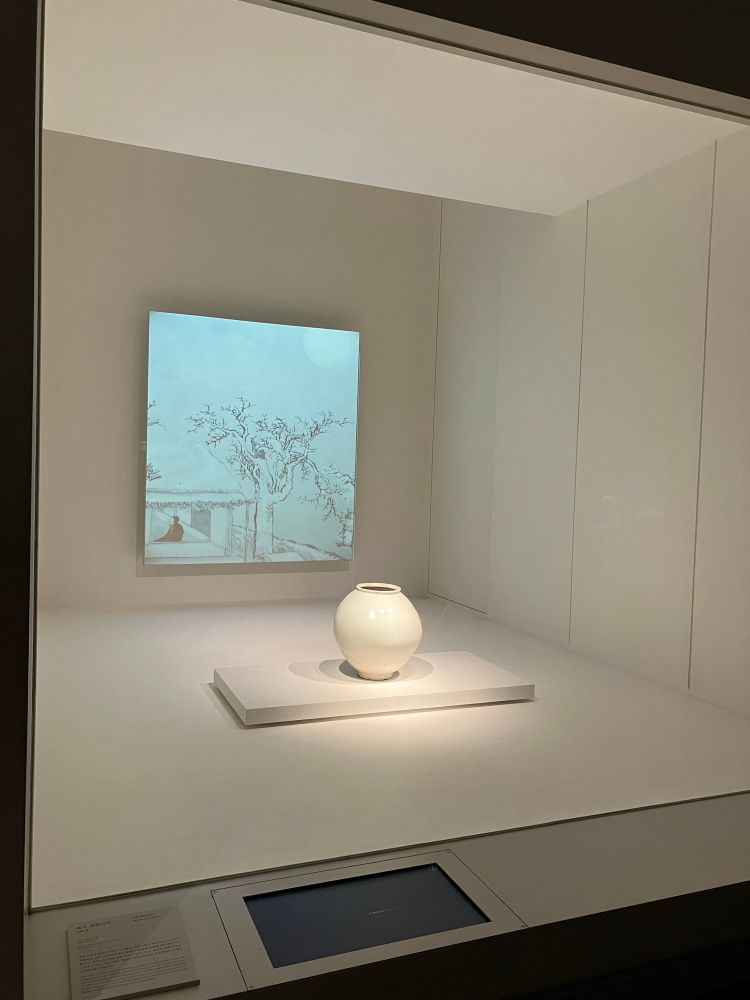 国立中央博物館の満月壺（달항아리）。