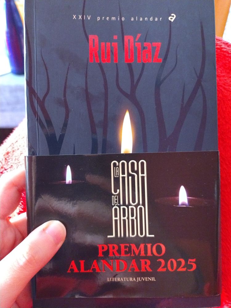 Portada de La casa del árbol. Premio Alandar 2025. Unas velas en un bosque oscuro. 