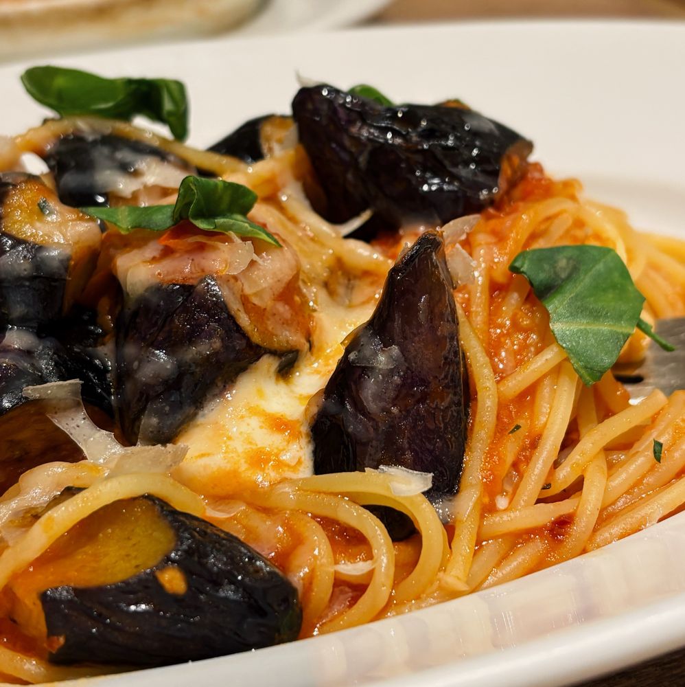 揚げ茄子とモッツァレラのトマトソースのパスタ