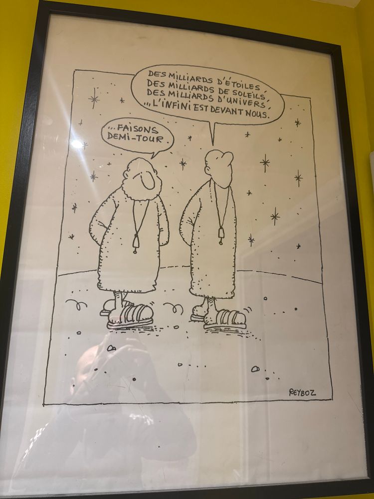 Dessin de Reyboz, deux hommes marchent en regardant les étoiles, le premier dit « des milliards d’étoiles, des milliards de soleils, des milliards d’univers, l’infini est devant nous » le second, tête baissée répond « faisons demi tour »