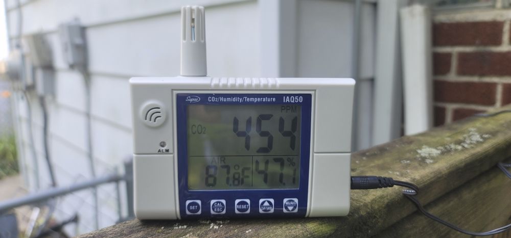 A CO2 monitor that has the number 454 on the display.