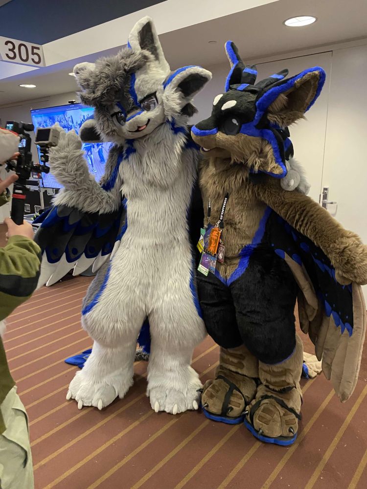 Two avali fursuits posing for a picture. Waz is on the left and Nezumi on the right.