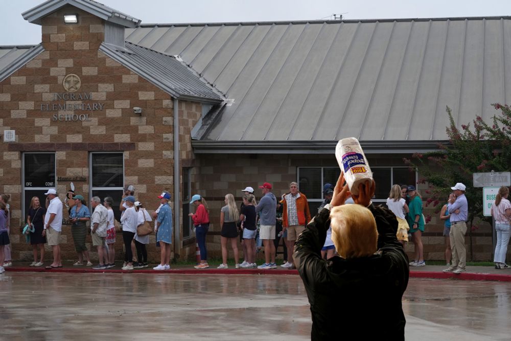 Trump visiting Texas Flood area throwing paper towel to victims. 