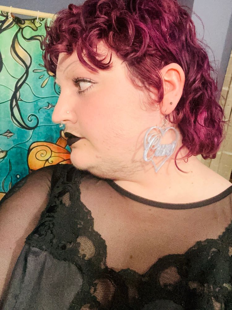 Malke profile to the camera, wearing 1920s makeup 