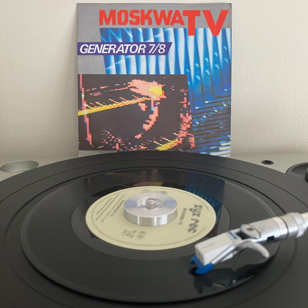 Image of a 7" vinyl edition copy of Moskwa TV’s single Generator 7/8, published in November 1985.