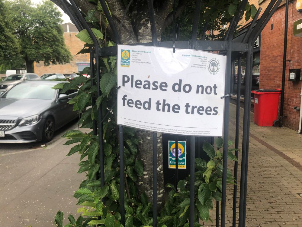 Concil notice on a tree saying’Please do not feed the trees.’