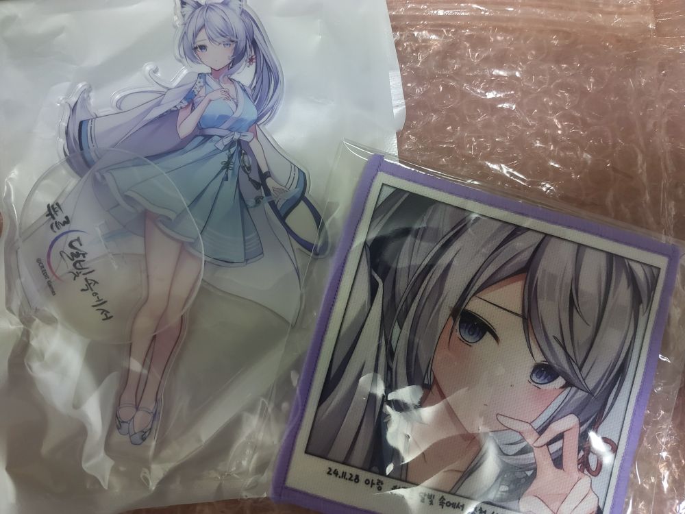 텀블벅 펀딩으로 한 번, 아이디 새 생성으로 두 번, 그리고 올해 플엑 때 세 번 굿즈 구매&입수 했습니다.(아랑에게는 진짜 진심... 그리고 네 번째 구매 펀딩, 기다리고 있겠습니다.)