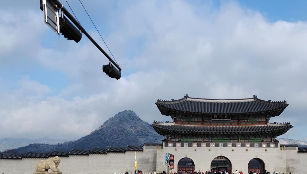 韓国の景福宮の城門、背景に北漢山