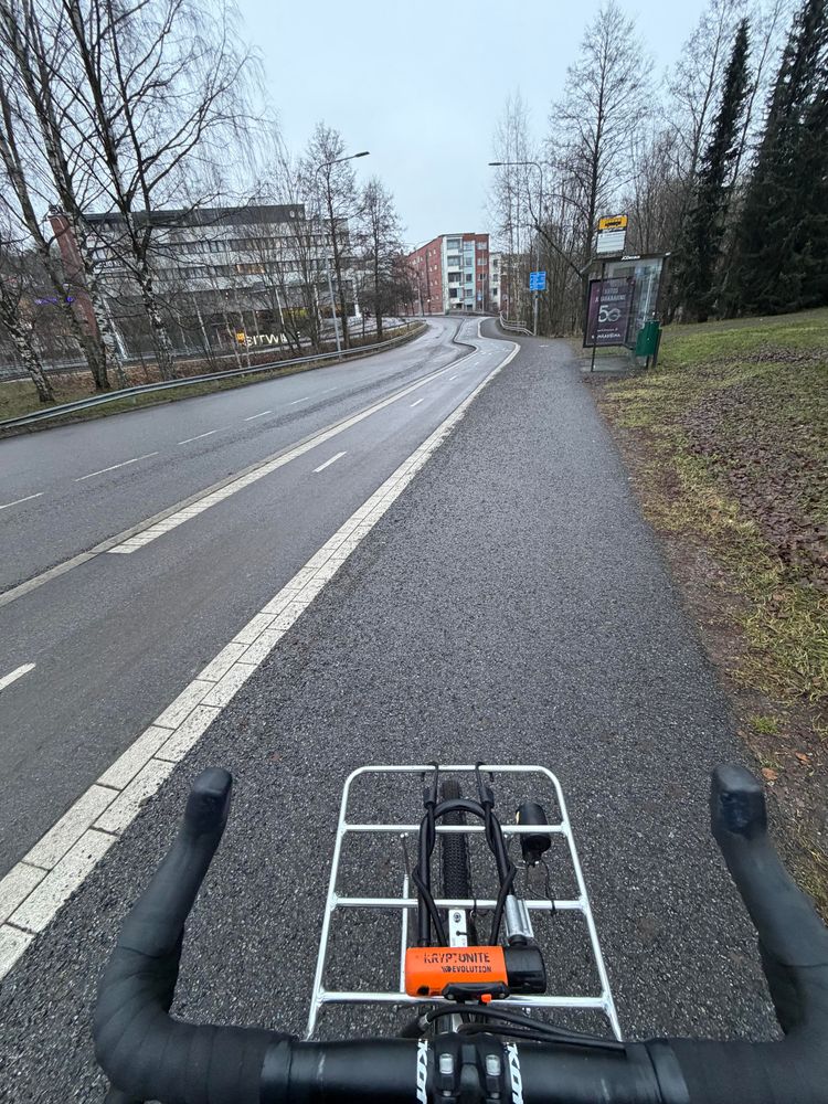 Pyörän päältä otettu kuva iidesrannasta. Pyörätiellä ei soran soraa.