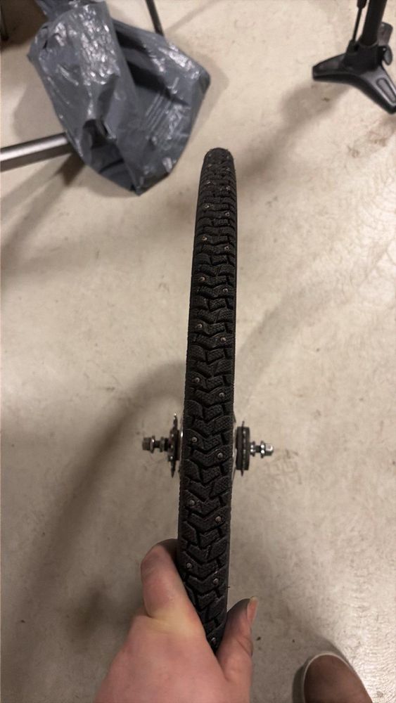 Väärin päin asennettu fillarin nastarengas