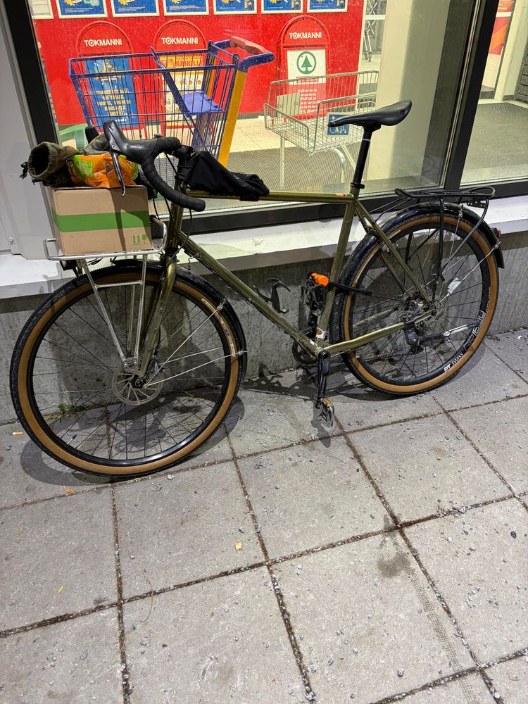 Fillari Tokmannin edessä. Etutarakalla on paketti.