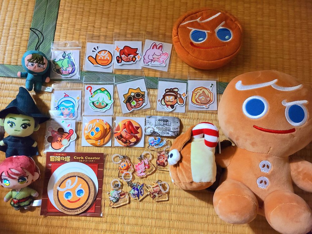 クッキーラン冒険の塔のグッズが沢山並べられている。
ガシャポンのふらっとめじるしアクセサリー
ステッカー
缶バッジ
ぬいぐるみ
等がある。