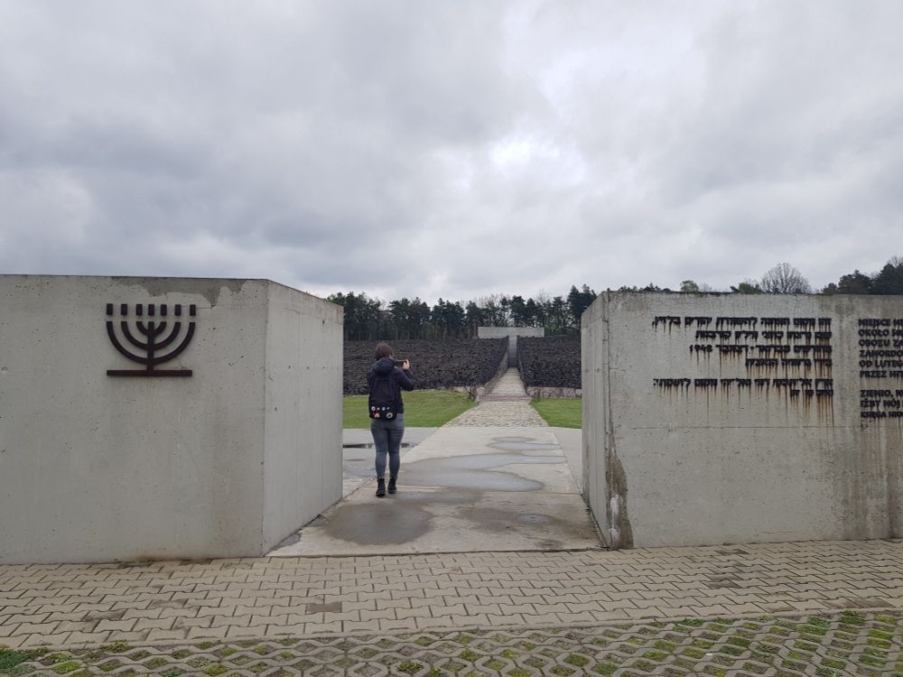 Foto zeigt den Eingang der Gedenkstätte Bełżec mit Blick auf den Gedenkort