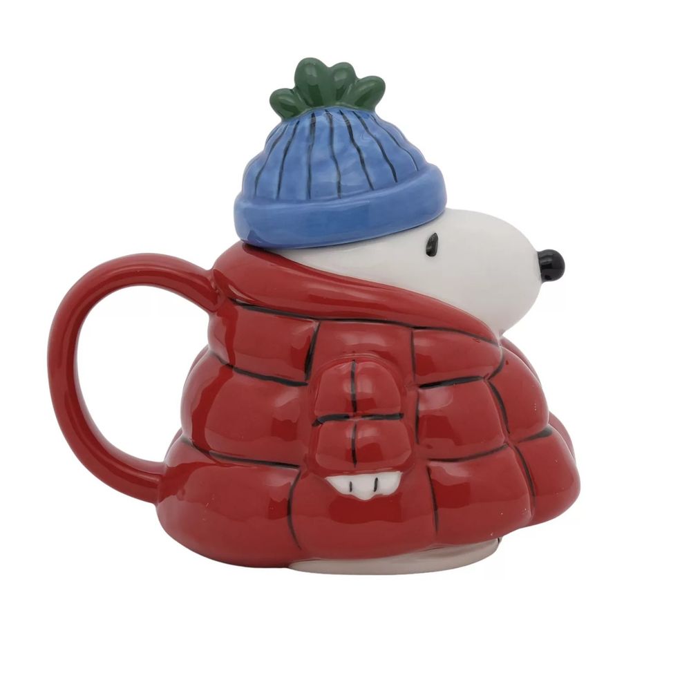 taza de esnupi en un abriguito de invierno