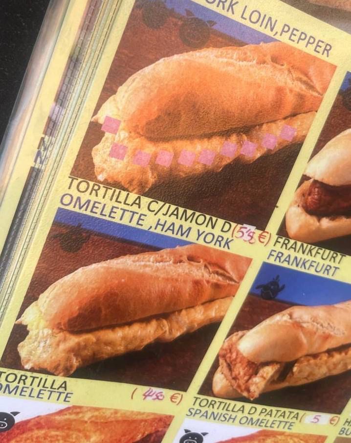 menú de un bar que incluye la foto de un bocata de tortilla y, justo encima, la misma foto del mismo bocata de tortilla pero con PÍXELES ROSAS añadidos representando jamón york
