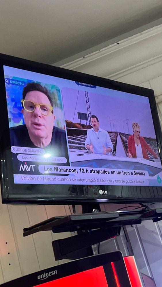 foto de un televisor mostrando el titular "Los Morancos, 12h atrapados en un tren a Sevilla", en el que el subtítulo indica que uno se puso a cantar