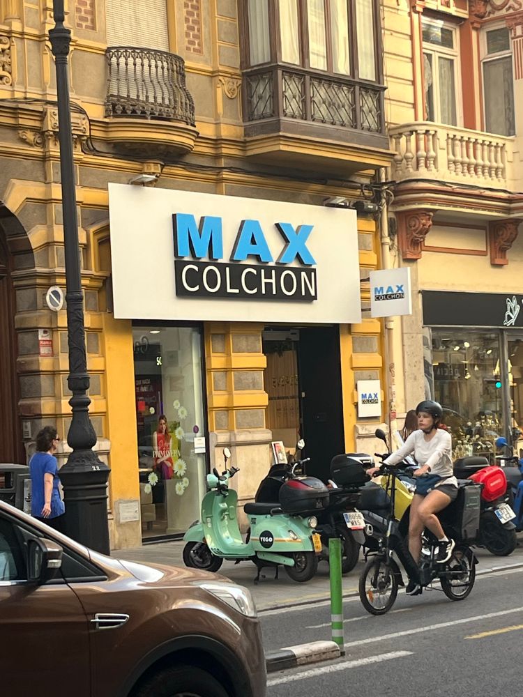 foto del escaparate de una tienda llamada "MAX COLCHON"