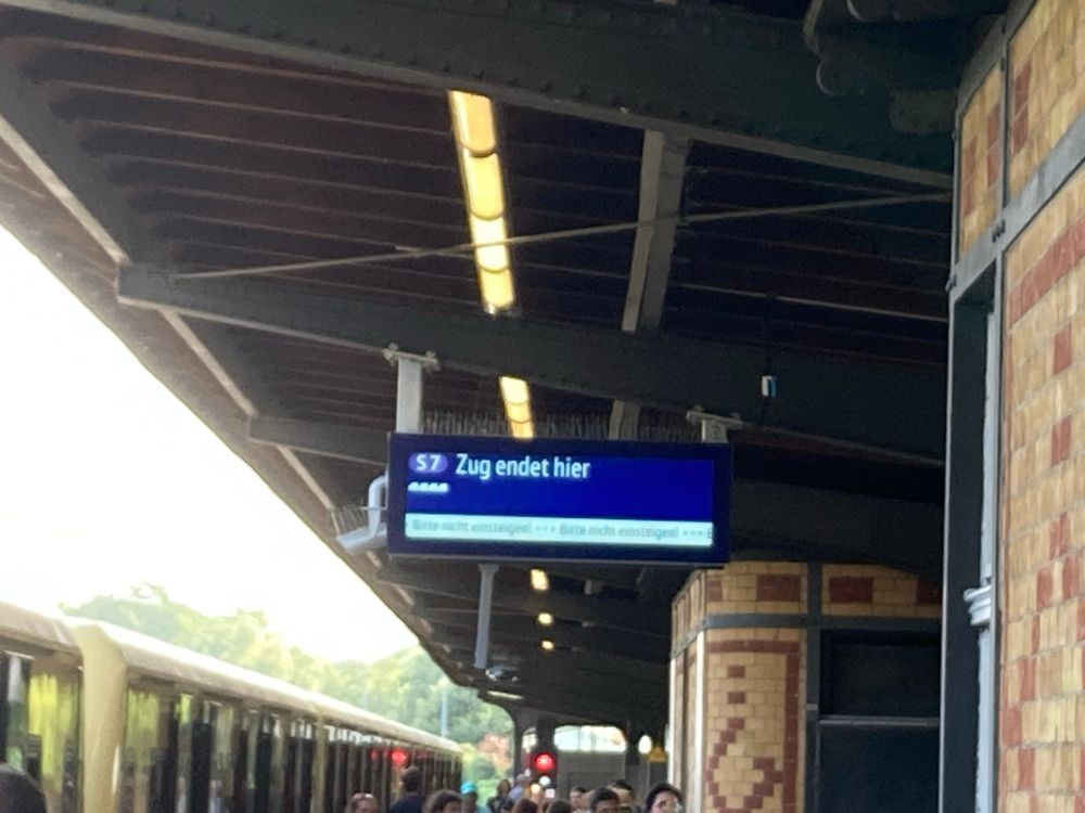 Anzeige am Bahnhof Grunewald. 

Zug endet hier 