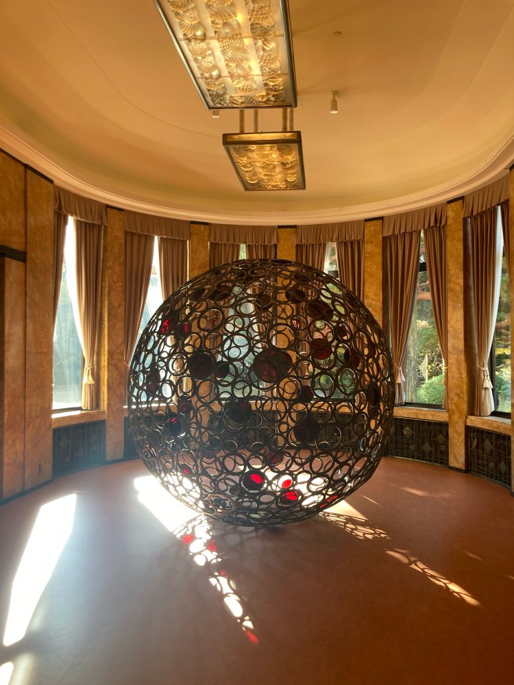 青木野枝作品　１階大食堂