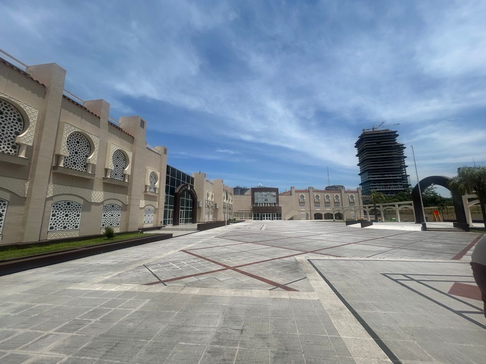 Patio interno de un colegio adyacente a una mezquita (que no aparece en la foto)