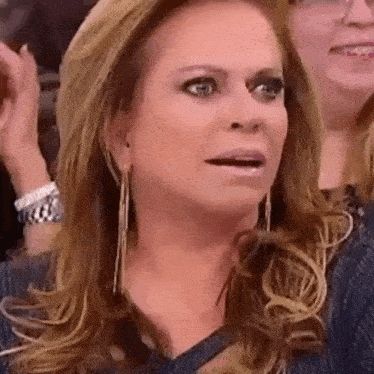 Gif da Cristina Rocha, mulher branca cabelo comprido e louros com cara de surpresa.