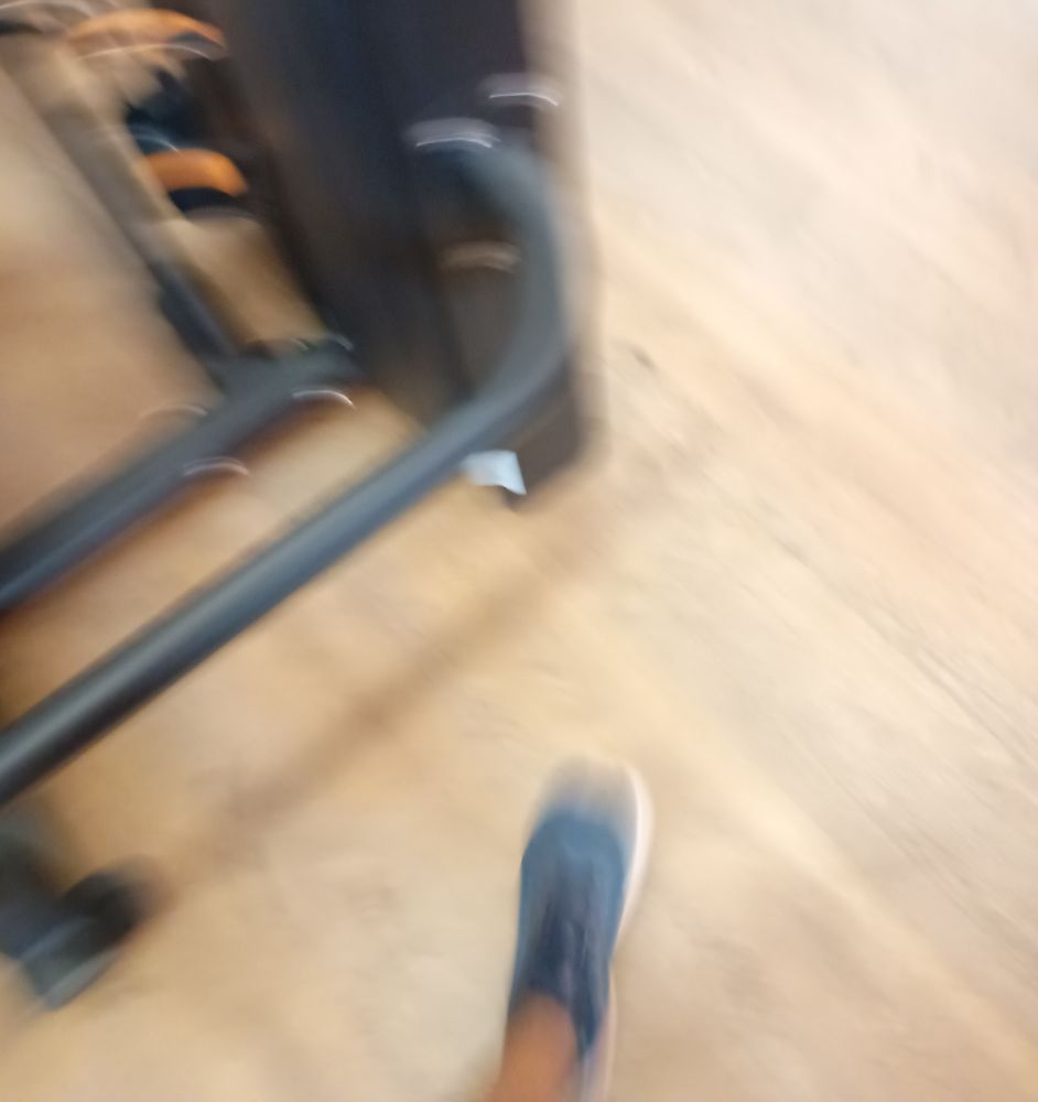 foto totalmente tremida de um único pé meu na academia