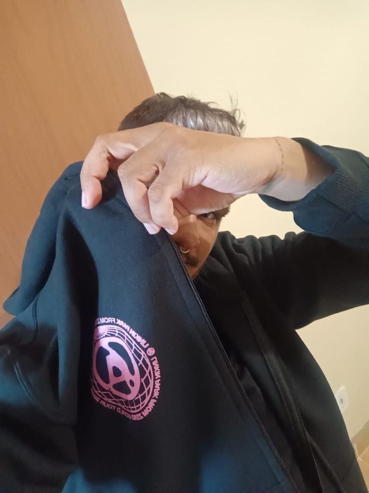 foto minha de frente com o casaco de moletom preto e o brasão do Linkin Park em rosa no peito