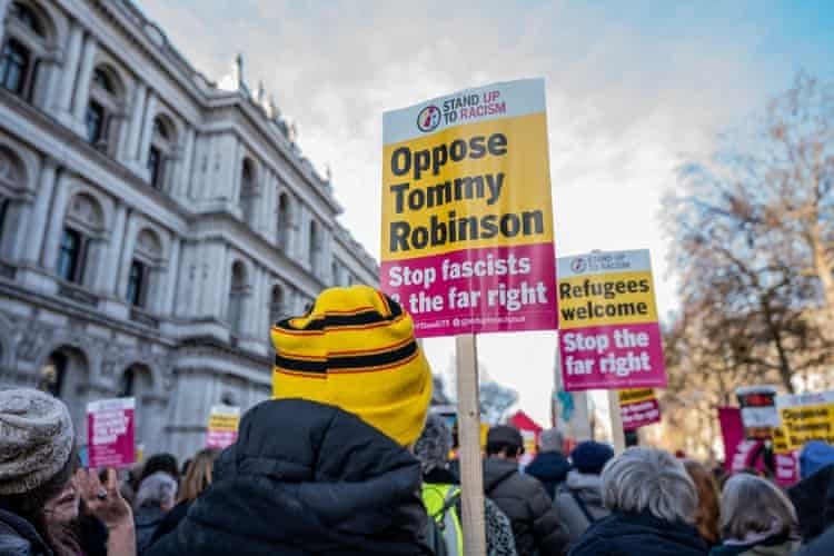 Manifestanti antirazzisti sfilano per la strade di Londra.