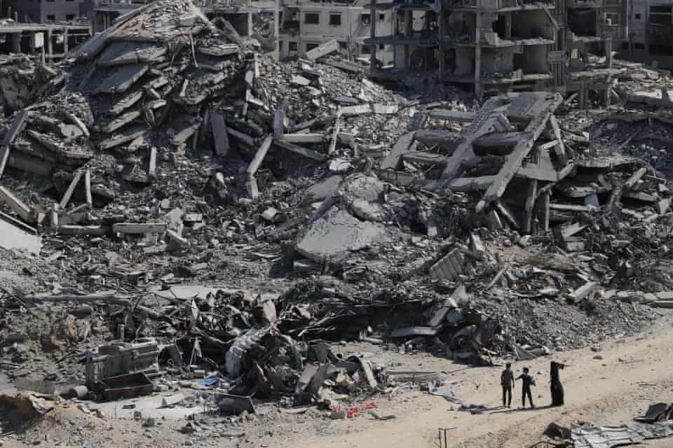 I palestinesi tornano nelle strade, negli edifici e nelle infrastrutture devastate.